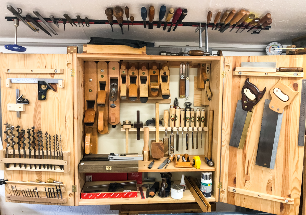 Wandschrank mit Handwerkzeugen