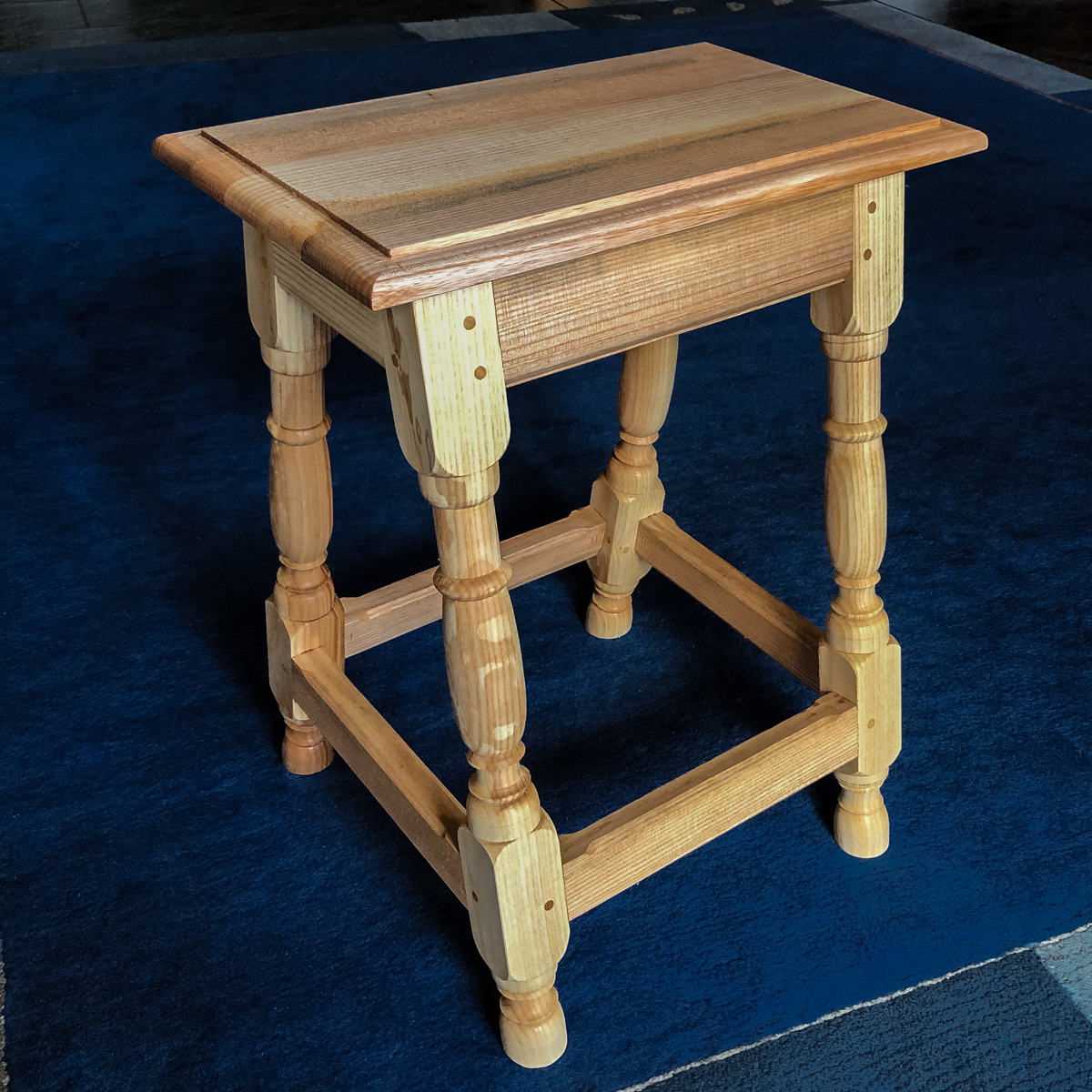 Hocker aus Esche